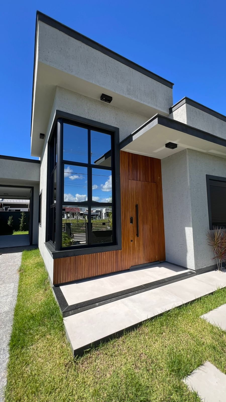 Fachada residencial com esquadrias de alumínio preto